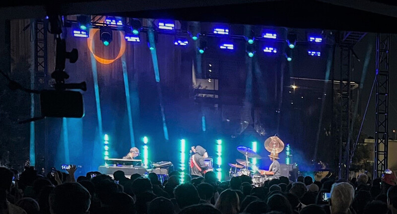  Justin Preston Balances Looks for Thundercat’s Broad Museum Show with CHAUVET Professional