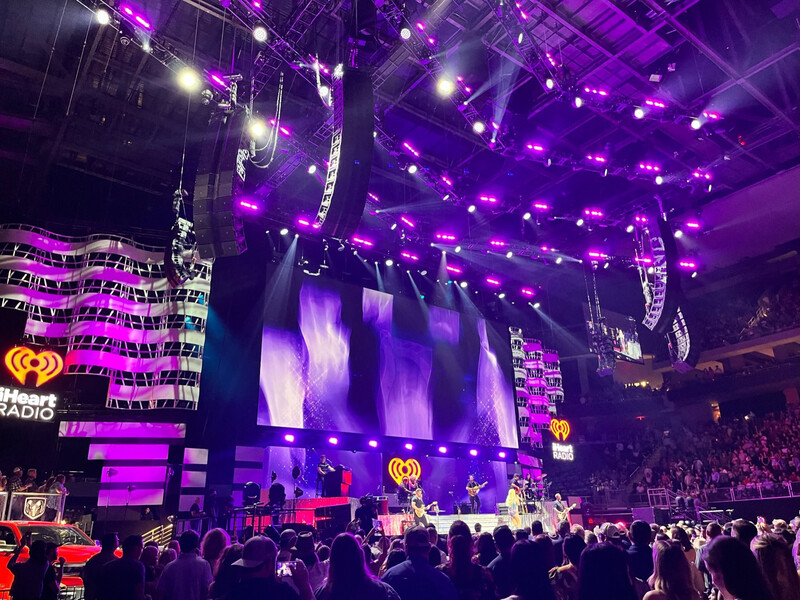 CHAUVET Professional and 4Wall Entertainment Help Tom Kenny Add Warmth to iHeartCountry Festival