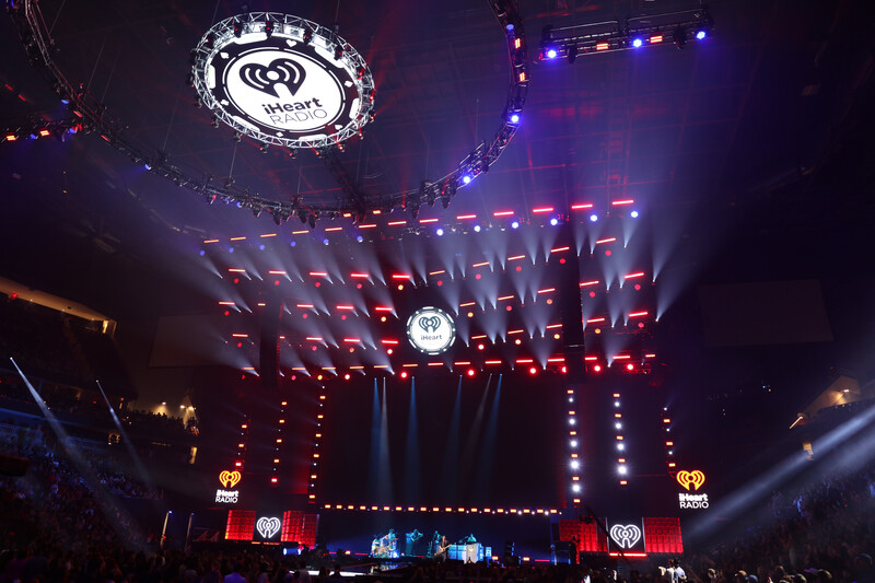 Tom Kenny Creates Diverse Looks for iHeartRadio Music Festival with 4Wall and CHAUVET Professional