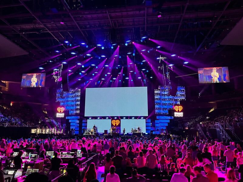 CHAUVET Professional and 4Wall Entertainment Help Tom Kenny Add Warmth to iHeartCountry Festival